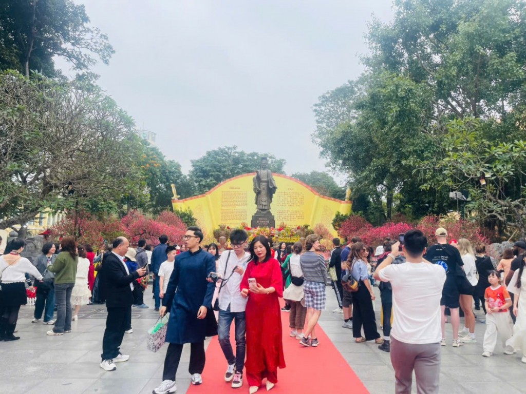 Vườn hoa Lý Thái Tổ đông kín người check-in dịp Tết Nguyên đán Bính Ngọ 2026 Vườn hoa Lý Thái Tổ đông kín người check-in dịp Tết Nguyên đán Bính Ngọ 2026