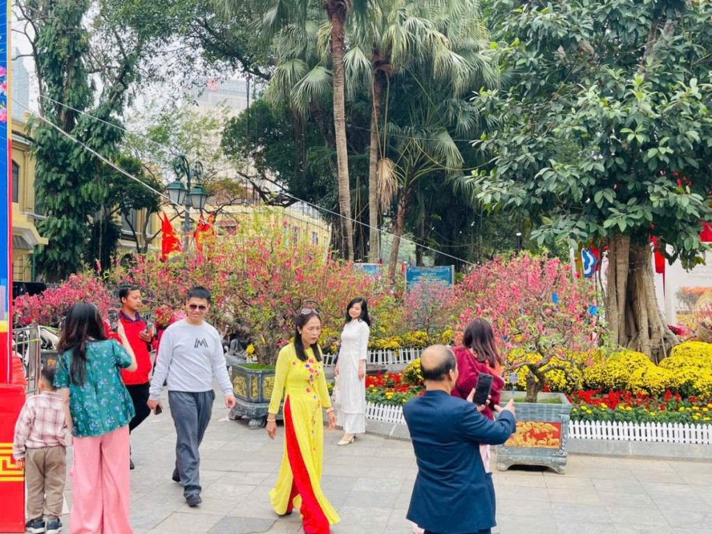 Vườn hoa Lý Thái Tổ đông kín người check-in dịp Tết Nguyên đán Bính Ngọ 2026 Vườn hoa Lý Thái Tổ đông kín người check-in dịp Tết Nguyên đán Bính Ngọ 2026