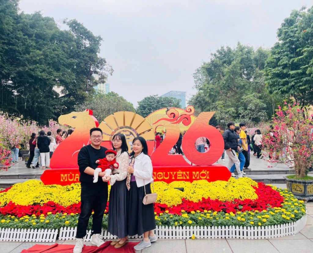 Vườn hoa Lý Thái Tổ đông kín người check-in dịp Tết Nguyên đán Bính Ngọ 2026 Vườn hoa Lý Thái Tổ đông kín người check-in dịp Tết Nguyên đán Bính Ngọ 2026