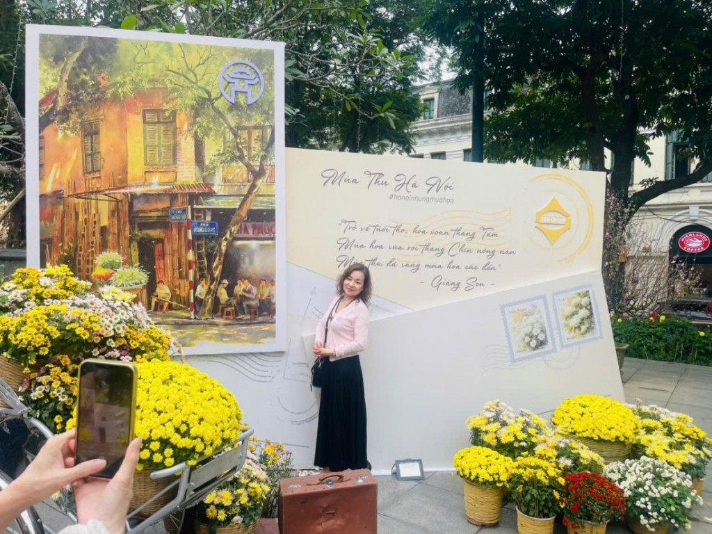 Vườn hoa Lý Thái Tổ đông kín người check-in dịp Tết Nguyên đán Bính Ngọ 2026 Vườn hoa Lý Thái Tổ đông kín người check-in dịp Tết Nguyên đán Bính Ngọ 2026