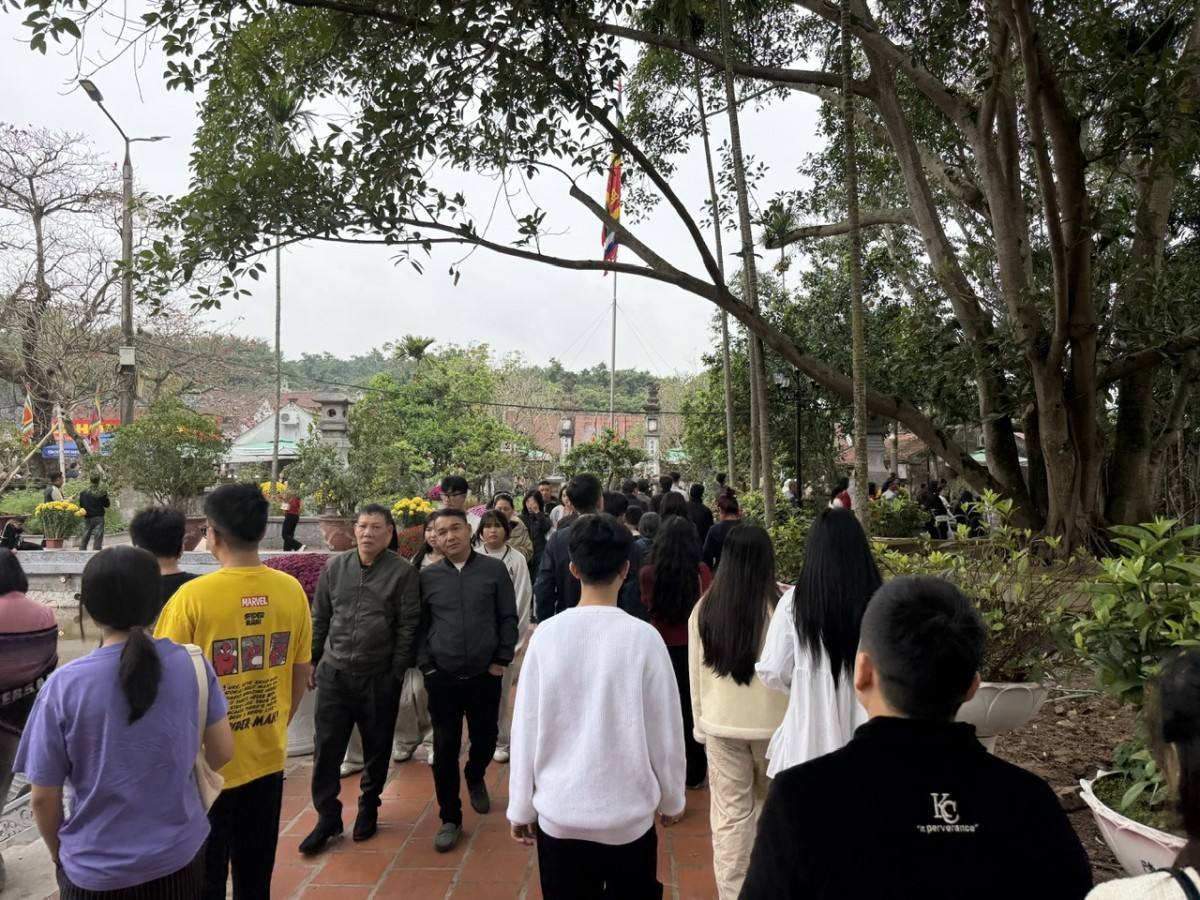 Tưng bừng đi lễ Đền Trần đầu xuân