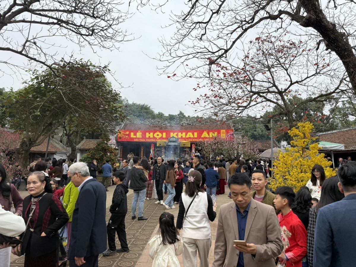 Tưng bừng đi lễ Đền Trần đầu xuân
