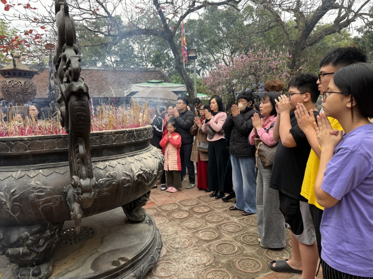 Tưng bừng đi lễ Đền Trần đầu xuân