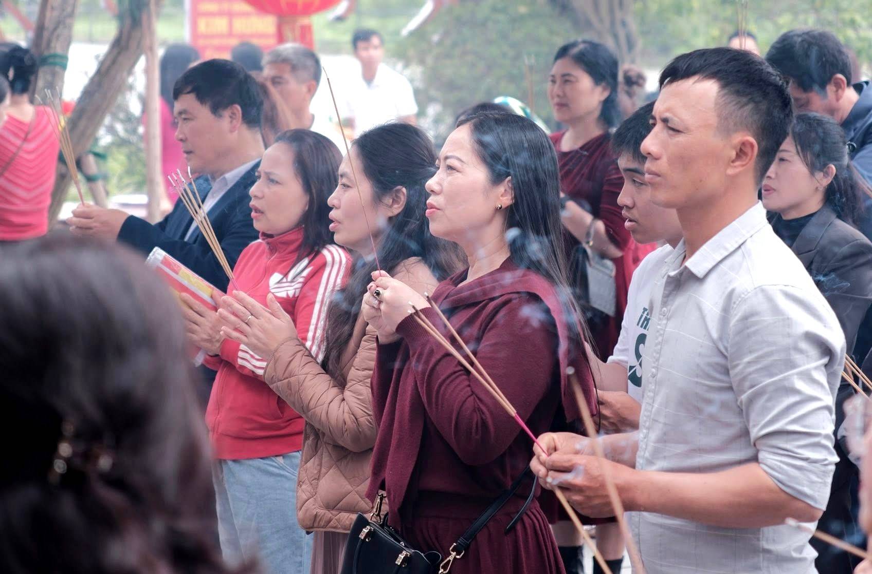 Về Lam Thành lễ đền Ông Hoàng Mười giữa sắc Xuân xứ Nghệ sdsd.jpg