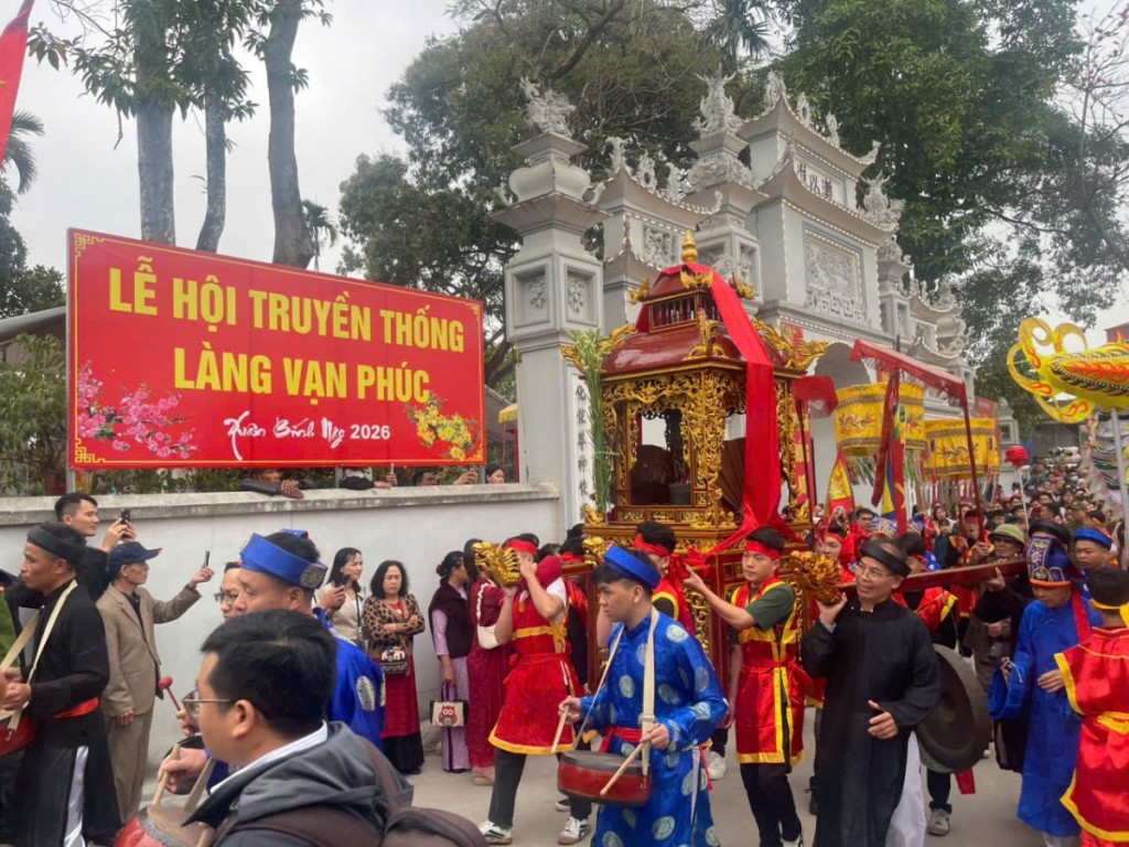 Rộn ràng lễ hội truyền thống làng Vạn Phúc