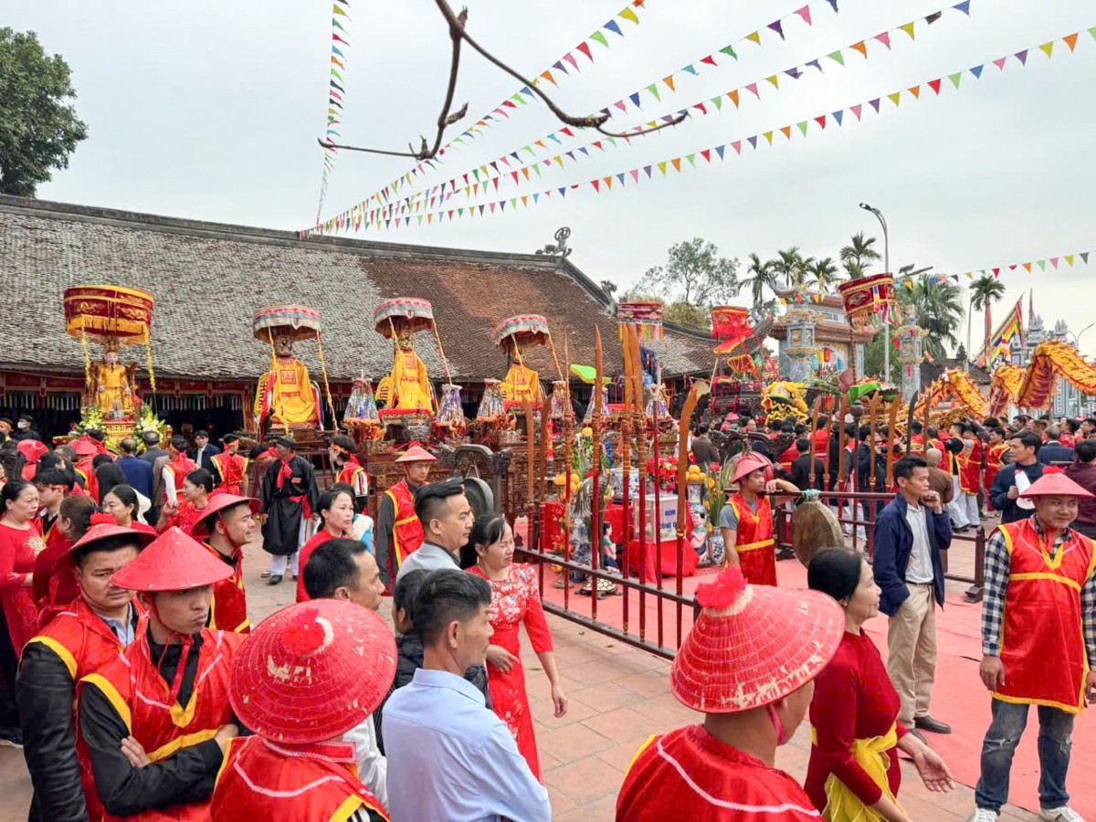 Về xã Ứng Thiên, xem 