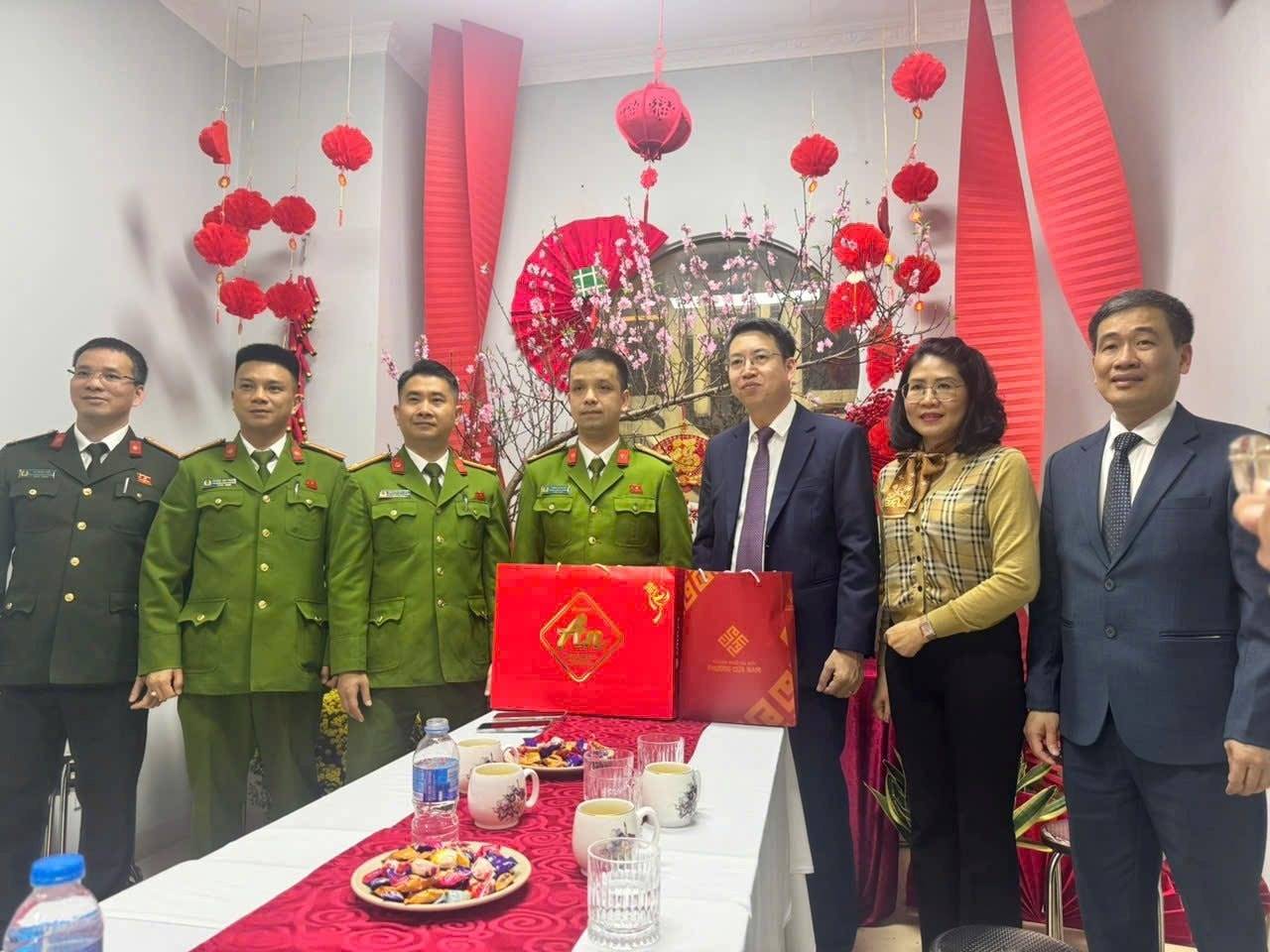 Lặng thầm giữ bình yên Thủ đô trong kỳ nghỉ Tết cua-nam.jpg