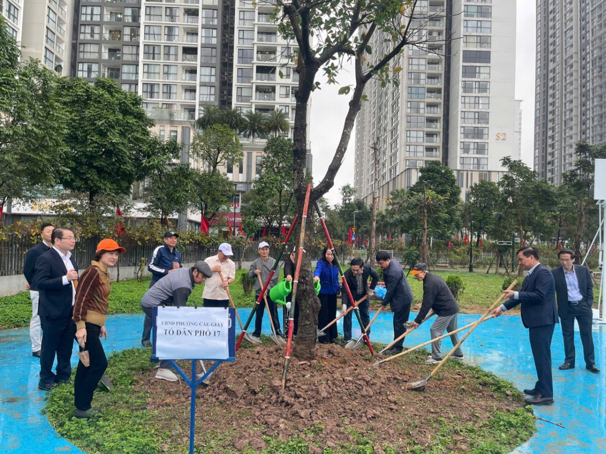 Cầu Giấy: Phát động Tết trồng cây, chung tay kiến tạo đô thị xanh bền vững