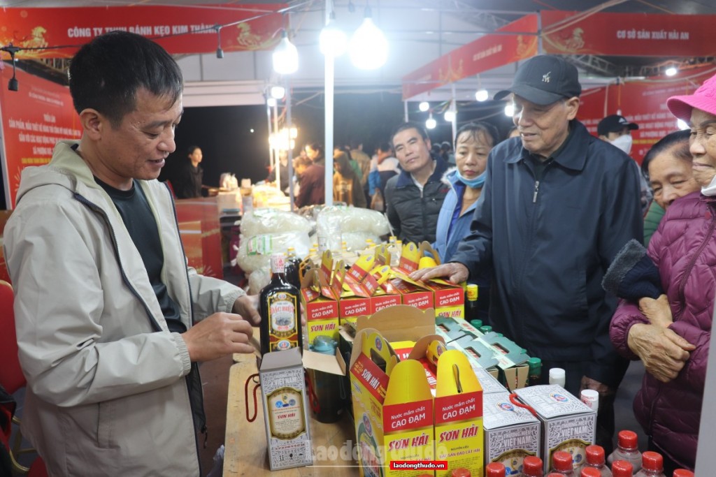 Thị trường sau Tết khởi động sớm: Hàng hóa dồi dào, giá cả ổn định trong ngày mùng 6