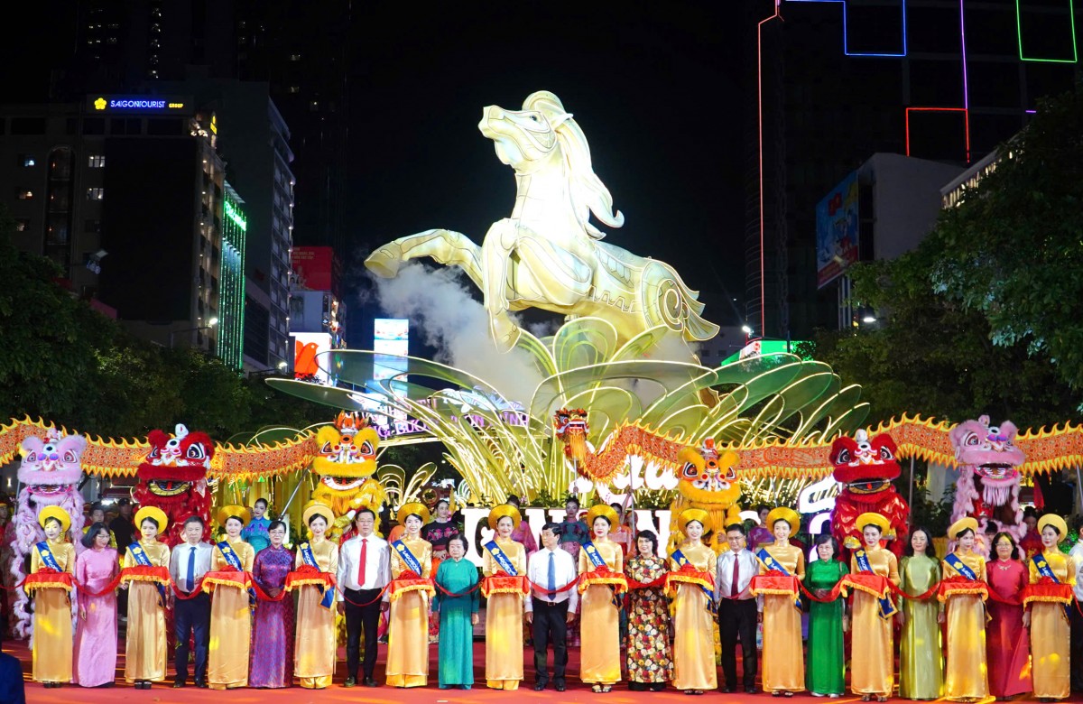Hơn 1,8 triệu lượt khách tham quan đường hoa Nguyễn Huệ