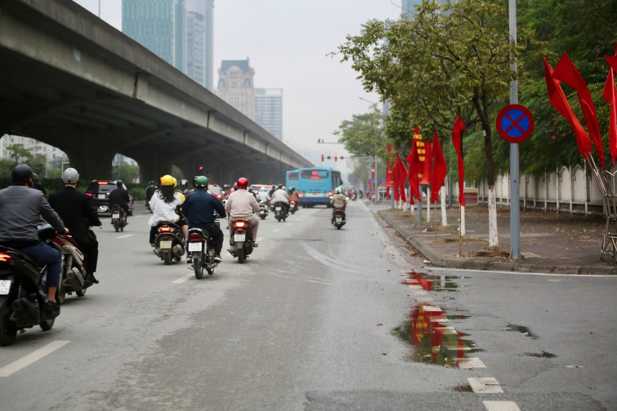 Người dân Thủ đô thuận lợi di chuyển trong ngày đầu trở lại làm việc