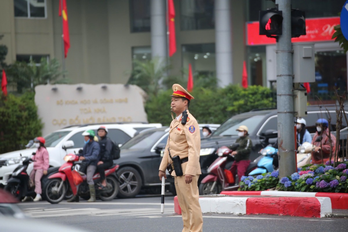Người dân Thủ đô thuận lợi di chuyển trong ngày đầu trở lại làm việc