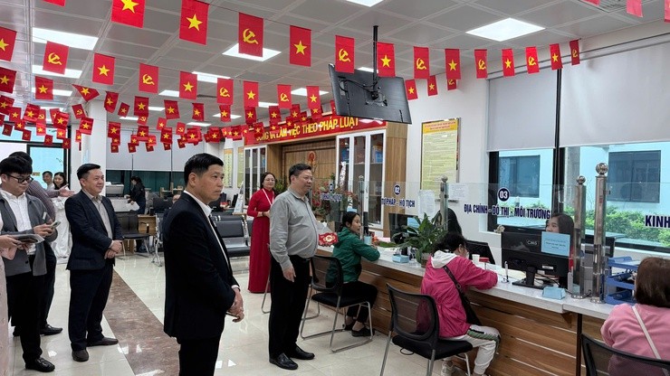 Phường Ô Chợ Dừa quyết tâm nâng cao chất lượng phục vụ ngay từ ngày làm việc đầu năm