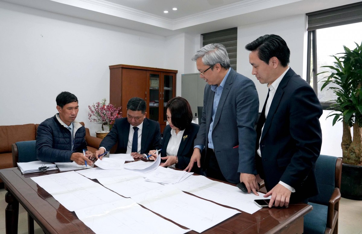 Lãnh đạo phường nghĩa đô trực tiếp động viên, giao nhiệm vụ cho cán bộ Phòng Kinh tế, Hạ tầng và Đô thị phường trong ngày làm việc đầu Xuân. Nghĩa Đô quyết tâm “làm thật, tiến độ thật, hiệu quả thật” ngay từ những ngày đầu Xuân