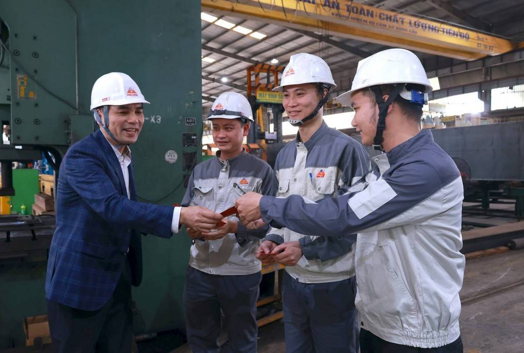 Lãnh đạo Liên đoàn Lao động thành phố Hà Nội thăm, động viên công nhân lao động