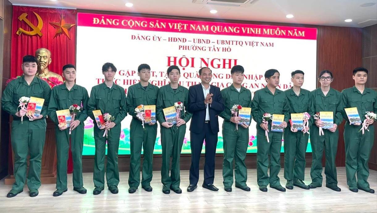 Phường Tây Hồ: Gặp mặt, động viên công dân lên đường nhập ngũ th-2-.jpg