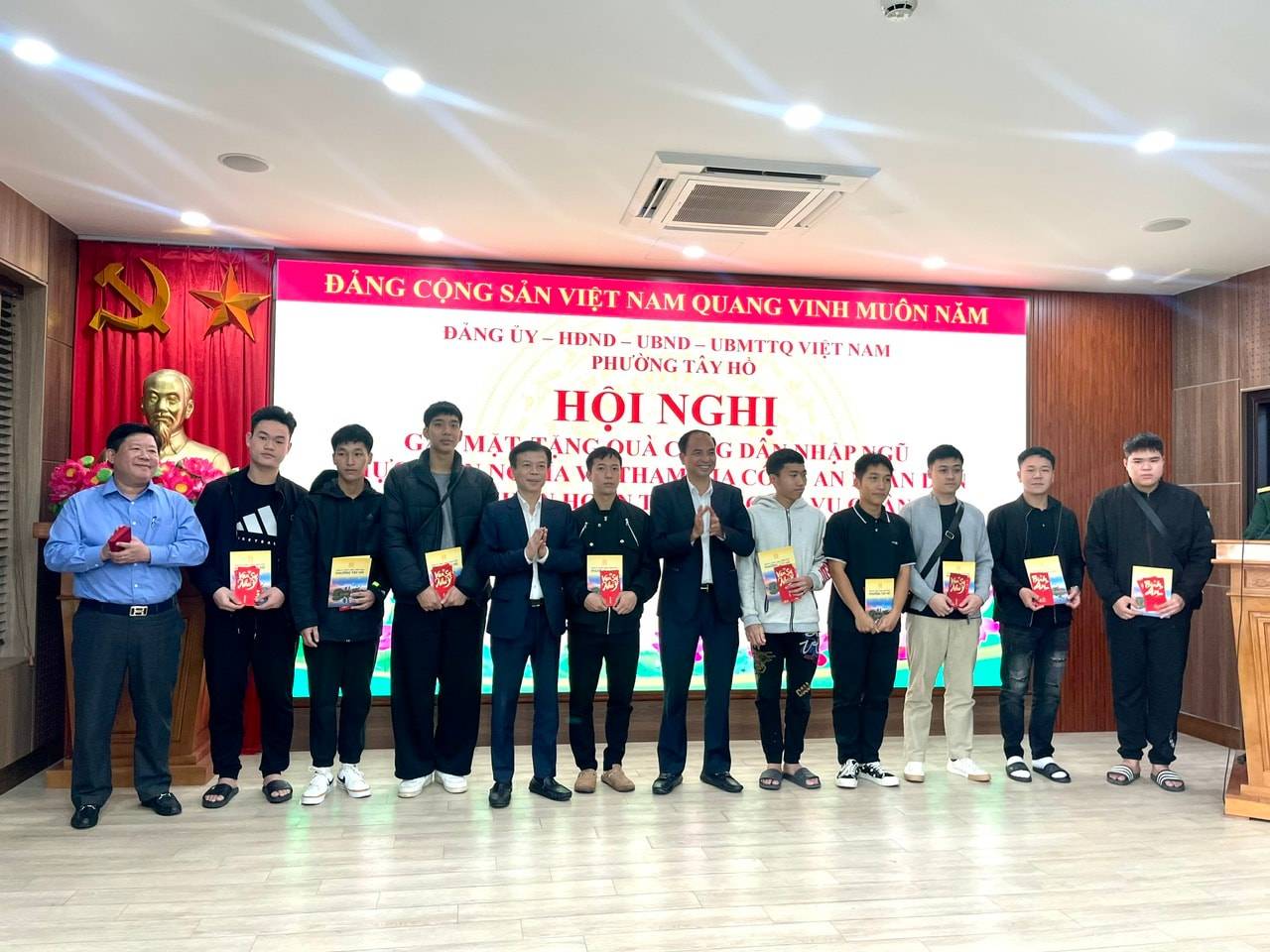 Phường Tây Hồ: Gặp mặt, động viên công dân lên đường nhập ngũ th-4.jpg