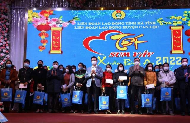 Hà Tĩnh: Trao 1.457 suất quà Tết cho người nghèo