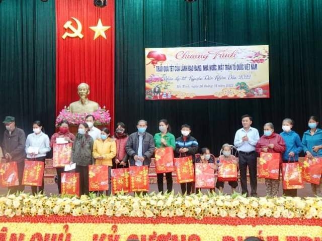 Đoàn lãnh đạo Trung ương trao quà tại Hà Tĩnh