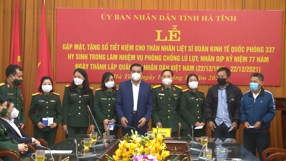 Hà Tĩnh: Trao tặng sổ tiết kiệm cho thân nhân liệt sĩ