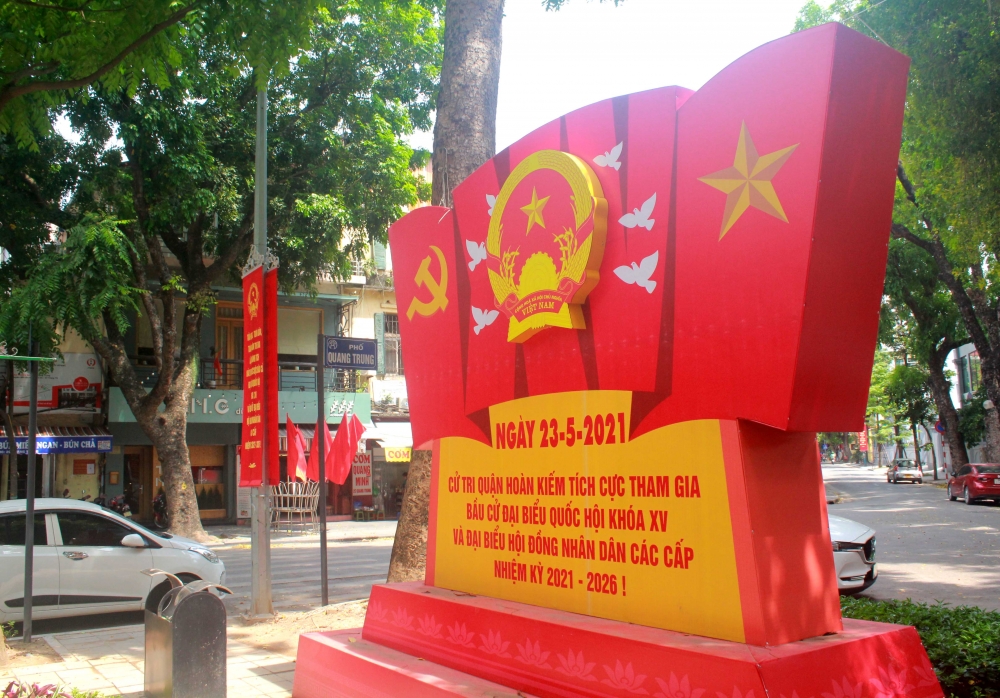 Phố, phường Hà Nội ngập tràn sắc đỏ trước ngày bầu cử