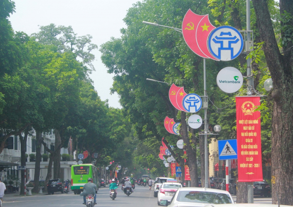 Phố, phường Hà Nội ngập tràn sắc đỏ trước ngày bầu cử
