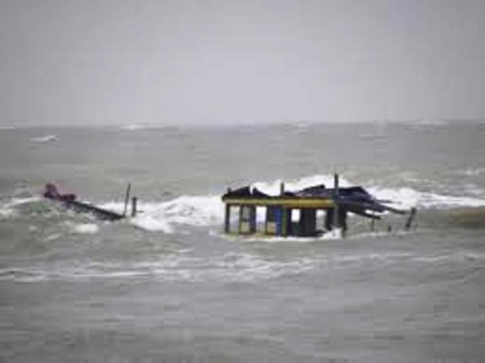 ​Quảng Bình: Tàu cá gặp nạn ngoài khơi 3 người mất tích