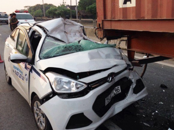 Taxi lao vào container, 3 người thương vong