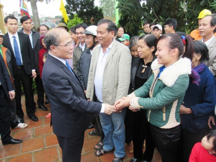 Đoàn lãnh đạo Trung ương dâng hương tại khu lưu niệm Đại thi hào Nguyễn Du