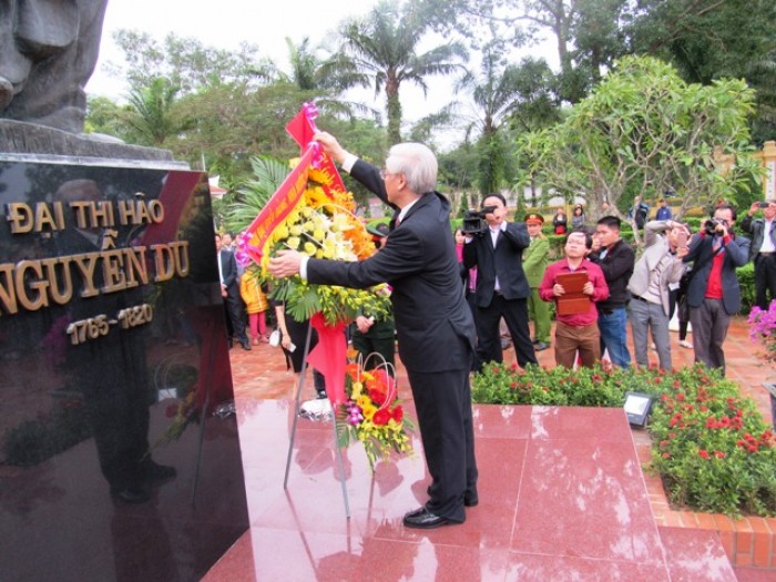 Đoàn lãnh đạo Trung ương dâng hương tại khu lưu niệm Đại thi hào Nguyễn Du