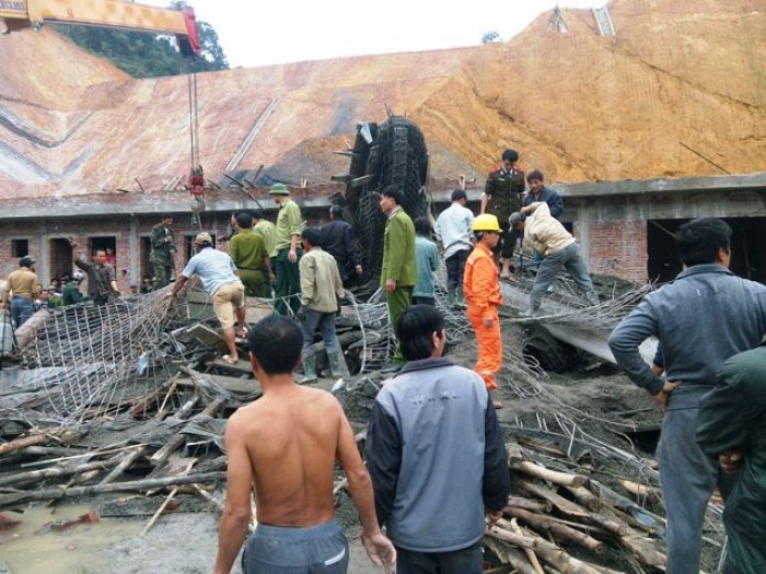 Hà Tĩnh: 2 người chết, 14 người bị thương vụ sập giàn giáo cây xăng