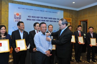 Chủ tịch Cty Busadco nhận kỷ niệm chương vì sự nghiệp phát triển KHCN