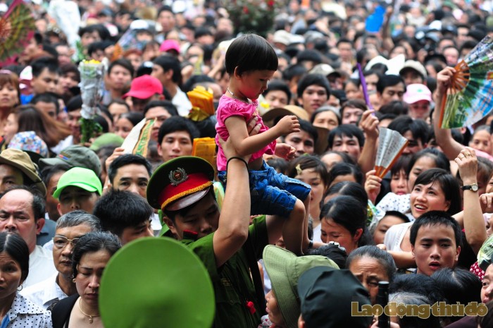 le hoi den hung 2016 tre em chen chuc giua bien nguoi hanh huong