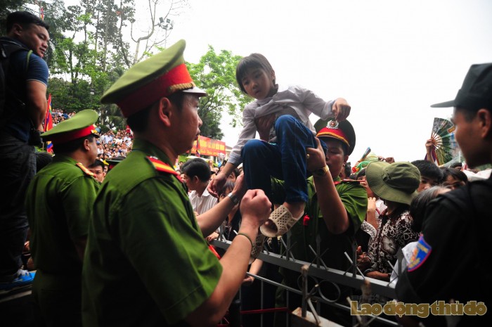 le hoi den hung 2016 tre em chen chuc giua bien nguoi hanh huong