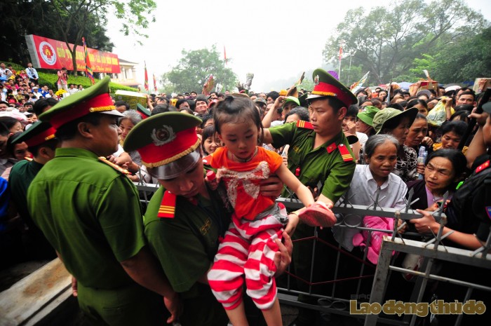 le hoi den hung 2016 tre em chen chuc giua bien nguoi hanh huong