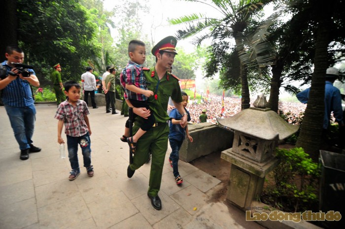 le hoi den hung 2016 tre em chen chuc giua bien nguoi hanh huong