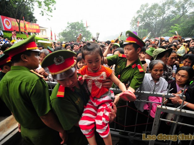 Lễ hội Đền Hùng 2016: Trẻ em chen chúc giữa biển người hành hương