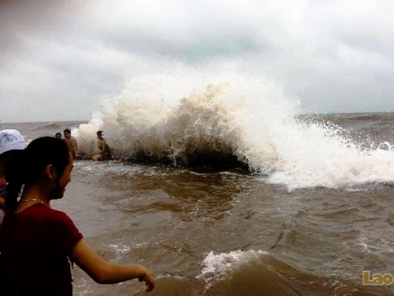 Xuất hiện sóng to bất thường tại biển Quất Lâm
