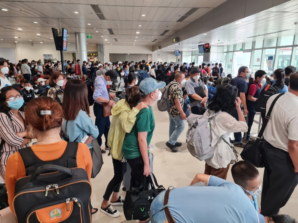 Khách đến sân bay Tân Sơn Nhất tăng đột biến, tài xế 