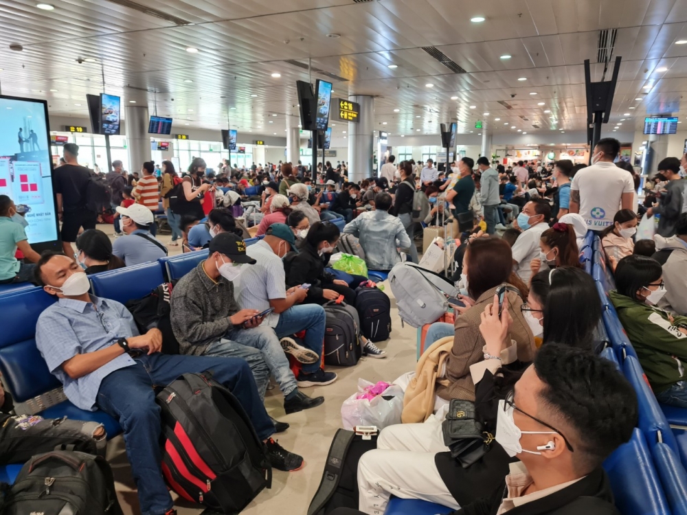 Khách đến sân bay Tân Sơn Nhất tăng đột biến, tài xế "hét giá" gấp 2-3 lần
