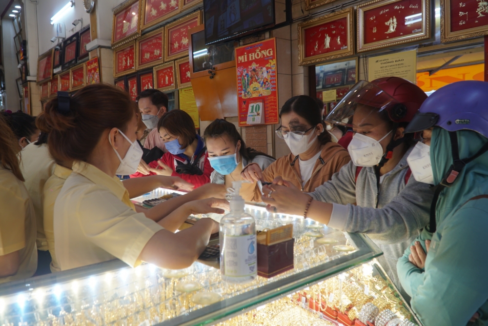 Người dân thành phố Hồ Chí Minh đổ xô đi mua vàng ngày vía Thần Tài