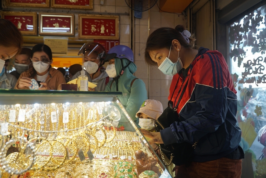 Người dân thành phố Hồ Chí Minh đổ xô đi mua vàng ngày vía Thần Tài