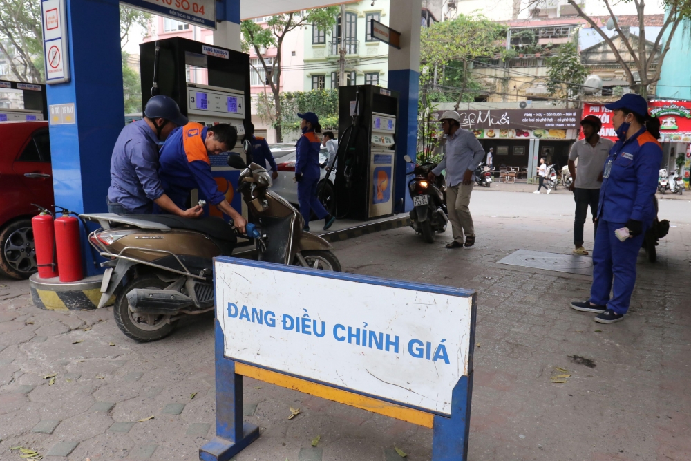 Thành phố Hồ Chí Minh kiểm tra đột xuất các cửa hàng kinh doanh xăng dầu