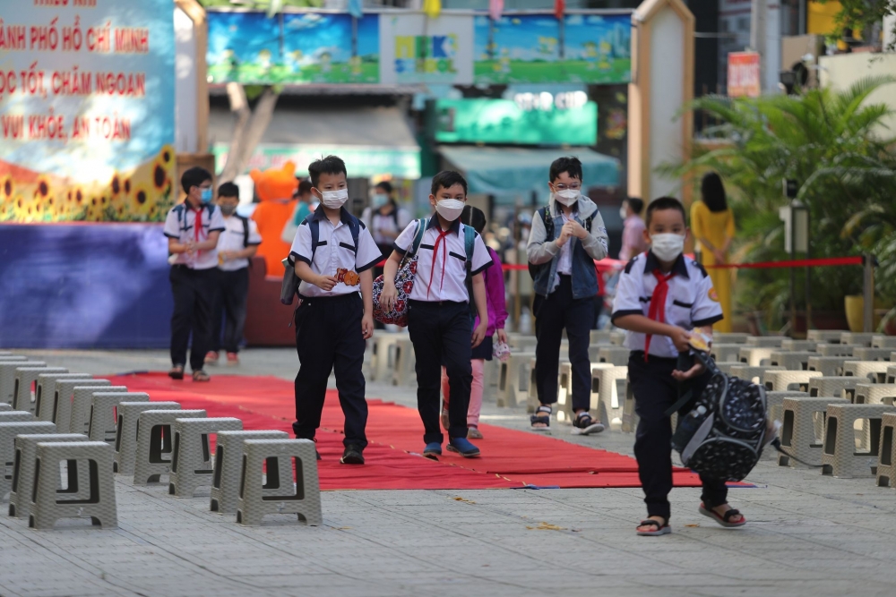 Học sinh mầm non, tiểu học ở thành phố Hồ Chí Minh háo hức trở lại trường