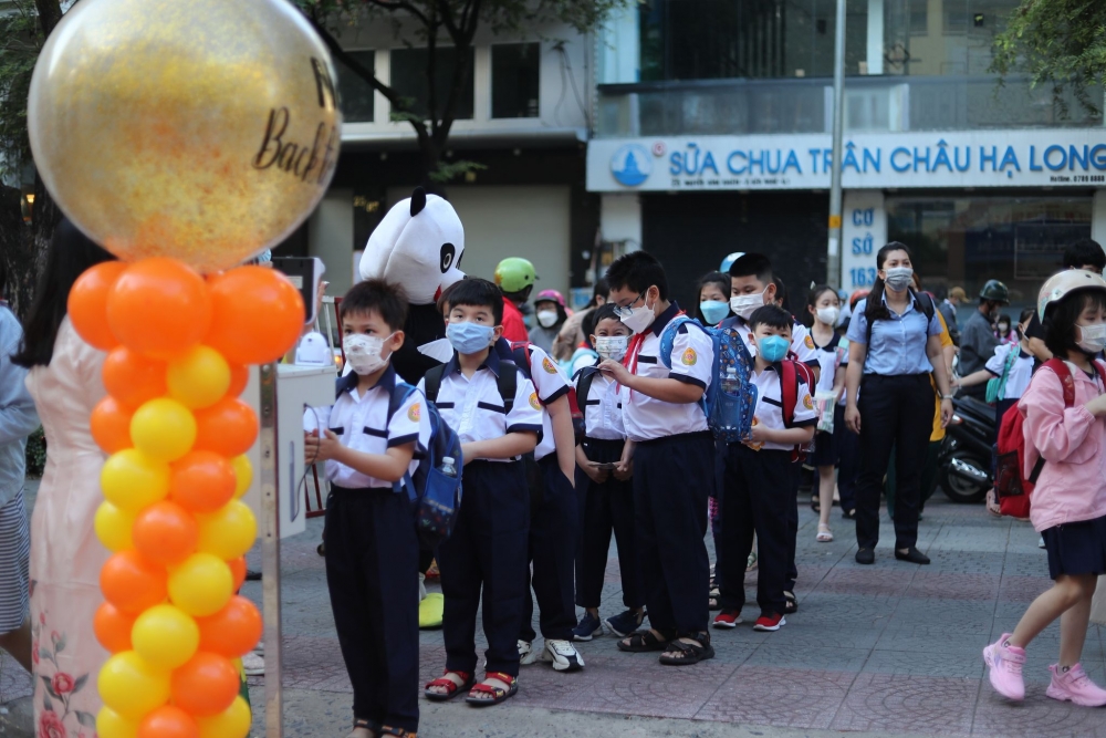 Học sinh mầm non, tiểu học ở thành phố Hồ Chí Minh háo hức trở lại trường