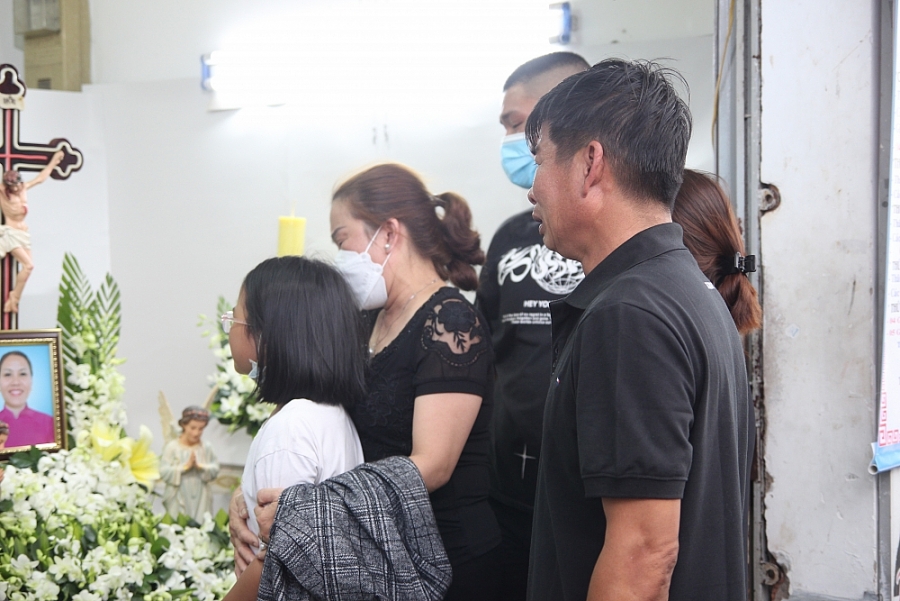 Thân nhân ở TP.HCM, đau xót đón thi thể 4 nạn nhân vụ chìm ca nô ở Quảng Nam