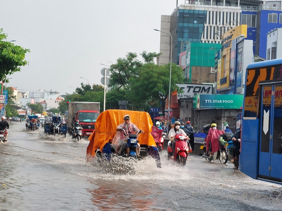 TP.HCM: Đường thành sông sau trận mưa lớn kéo dài 30 phút