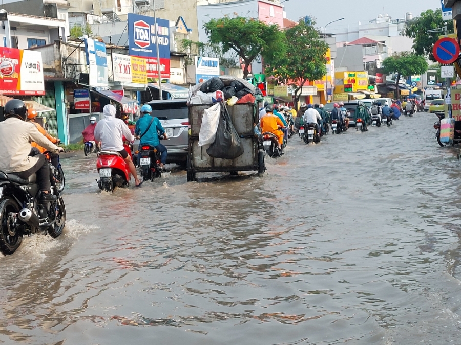 TP.HCM: Đường thành sông sau trận mưa lớn kéo dài 30 phút