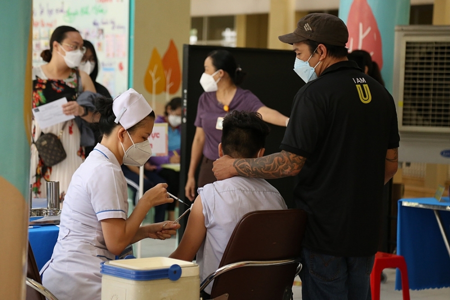 Hơn 30.000 học sinh lớp 6 ở TP.HCM tiêm vắc xin Covid-19 trong ngày đầu triển khai