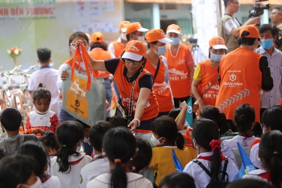 Trao 200 xe đạp và nhiều phần quà cho trẻ em nghèo Bình Phước